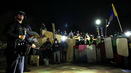 Cientos de policas entran en la Universidad de California tras una jornada de enfrentamientos en todo el pas