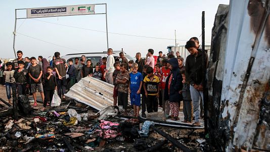 Un grupo de civiles palestinos observa los efectos del ataque israel sobre un campo de desplazados en Rfah
