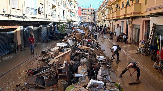 Efectos de la DANA: labores de limpieza en las calles de Paiporta