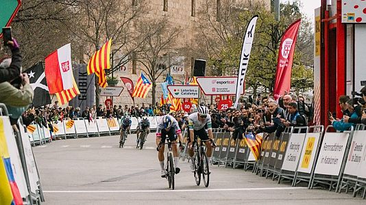 Roglic gana a Ayuso al sprint en la llegada de la Volta a Montserrat