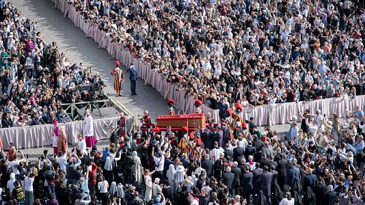 Miles de fieles se despiden del papa Francisco en la capilla ardiente instalada en El Vaticano