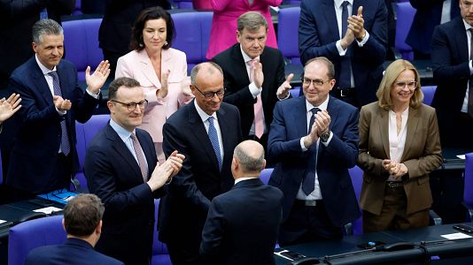 El canciller alemán Friedrich Merz (segunda fila, centro) recibe la felicitación del canciller saliente Olaf Scholz (delante) tras ser elegido canciller