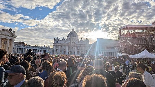 Expectacin en la plaza de San Pedro ante la primera fumata del cnclave