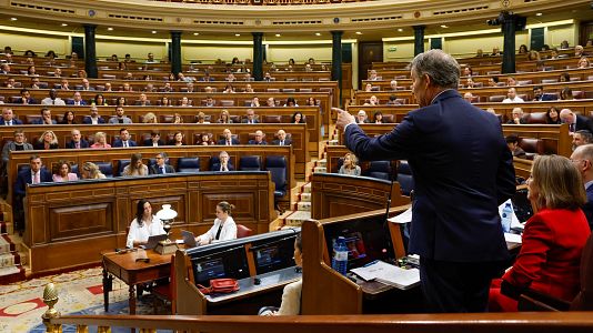 El presidente del PP, Alberto Nez Feijo, se dirige al presidente del Gobierno, Pedro Snchez, durante la sesin de control al Ejecutivo, este mircoles.