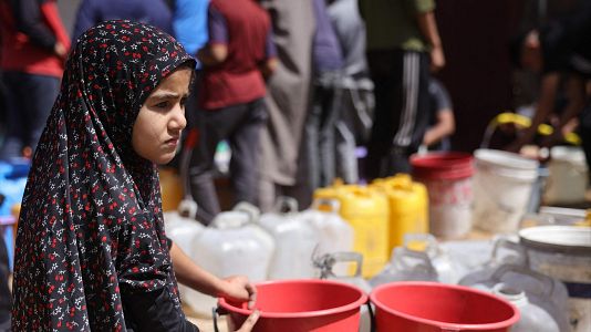 Una niña espera obtener comida en Gaza