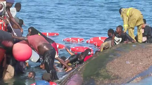 Vuelca una patera al ser remolcada al puerto de La Restinga, en El Hierro