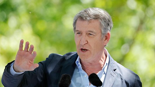 El líder del PP, Alberto Núñez Feijóo, da un discurso durante la Romería Popular de O Pino, A Coruña, el sábado 24 de mayo.