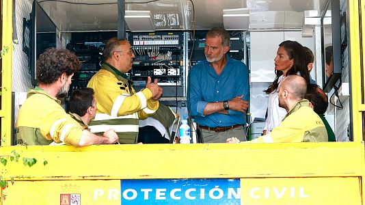 El rey Felipe VI y la reina Letizia, junto a trabajadores de Protección Civil en Castilla y León