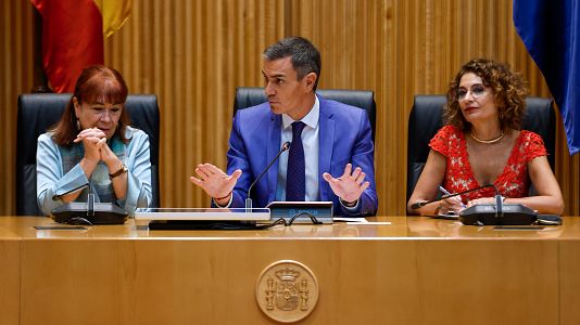 El presidente del Gobierno y secretario general del PSOE, Pedro Snchez, junto a la presidenta del PSOE, Cristina Narbona, y la vicesecretaria general, Mara Jess Montero, preside la reunin interparlamentaria del Grupo Parlamentario Socialista, este lunes en el Congreso.