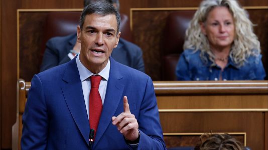 El presidente del Gobierno, Pedro Snchez se dirige al lder del PP, Alberto Nez Feijo, durante la sesin de control al gobierno celebrada este mircoles en el Congreso