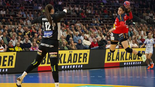 Ester Somaza lanza a portera en el Islanida-Espaa.