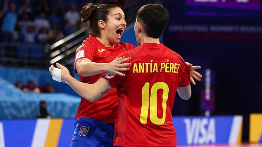 Espa�a ? Argentina femenino: Ale de Paz celebra un gol con Ant�a P�rez