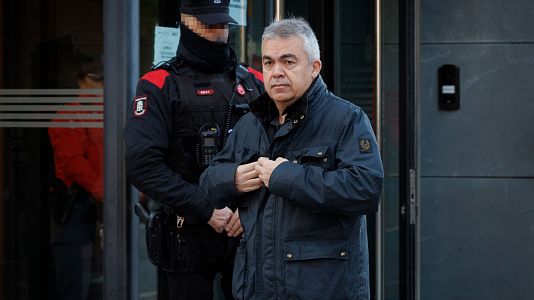 El ex secretario de Organizaci�n del PSOE Santos Cerd�n a su salida del Juzgado de Primera Instancia de Tafalla