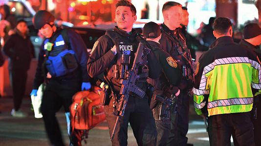 Agentes de las fuerzas de seguridad se re�nen cerca de la Universidad Brown en Providence, Rhode Island durante la investigaci�n de un tiroteo