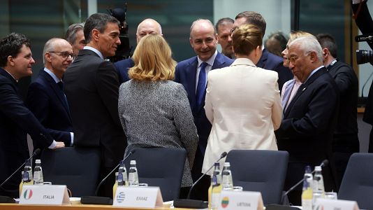 El presidente del Gobierno espa�ol, Pedro S�nchez, conversa con otros l�deres en la Cumbre del Consejo de la UE en Bruselas, B�lgica, este jueves
