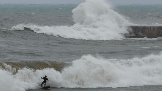 Un fuerte temporal azota la costa catalana