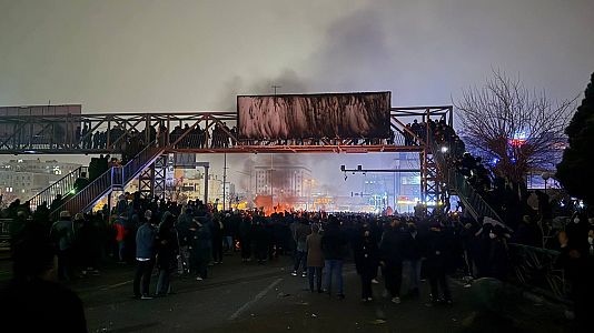 El humo sale de una hoguera que bloquea una calle de Teheran durante las protestas del 10 de enero