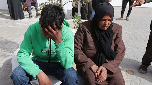 Palestinos esperan para cruzar Rafah