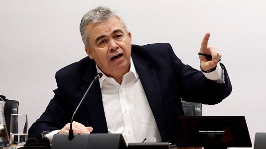 El exsecretario de Organizaci�n del PSOE, Santos Cerd�n, en la comisi�n de investigaci�n de la adjudicaci�n de obras p�blicas del Gobierno Foral de Navarra.