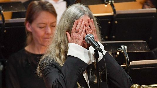 Patti Smith interpreta el tema "A Hard Rain's Gonna Fall" del premio Nobel de Literatura Bob Dylan