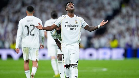 Vinicius celebra su gol al Benfica