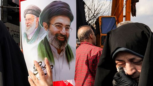 Una mujer llora junto a la foto del nuevo ayatol�, Mojtaba Jamene�