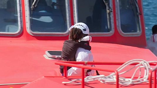 Los equipos de rescate socorren a un menor en alta mar.