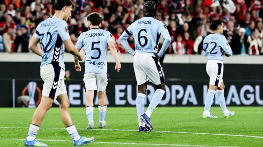 Los jugadores del Celta se lamentan tras un gol en el Friburgo-Celta de Europa League.