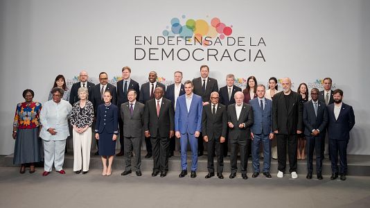 Foto de fam�lia de la cimera 'En defensa de la democr�cia' celebrada a Barcelona i liderada per Pedro S�nchez