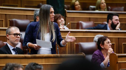 La portavoz de Junts, M�riam Nogueras, interviene en la sesi�n de control al Gobierno. A su derecha, sentada, la portavoz de EH Bildu, Mertxe Aizpurua.