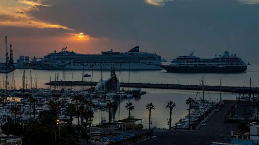M�s de 4.000 turistas de origen brit�nico y estadounidense llegan a Melilla a bordo de dos cruceros