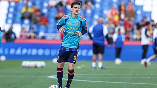 EuropaPress_7571689_gavi_spain_warms_up_during_friendly_international_football_match_played_spain