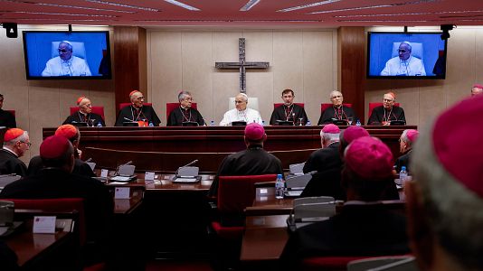El papa Le�n XIV (c) durante su encuentro con los obispos en la Conferencia Episcopal Espa�ola (CEE)