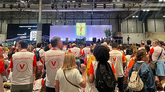 Voluntarios esperan en IFEMA la llegada del papa