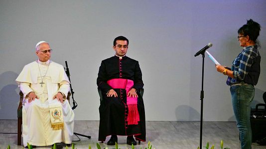 El papa escucha a una de las internas en Brians I