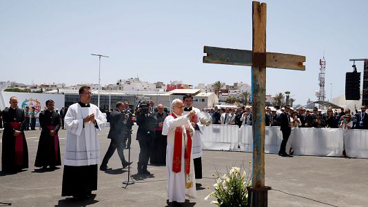 El papa bendice una cruz fabricada con madera de cayucos en el puerto de Arguinegu�n