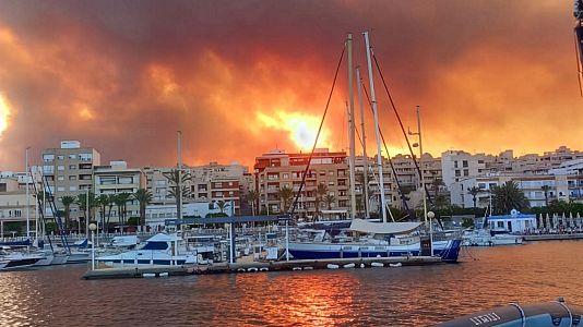 El incendio de Los Gallardos visto desde el puerto de Garrucha