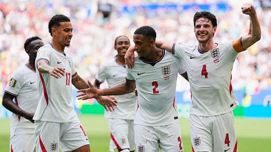 Morgan Rogers (17), Ezri Konsa (2), Declan Rice (4) y otros jugadores de Inglaterra celebran despu�s de que Konsa marcara el segundo gol de su equipo durante el partido por el tercer puesto de la Copa del Mundo entre Francia e Inglaterra.