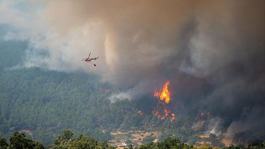 EuropaPress_7685187_helicoptero_colabora_labores_extincion_fuego_cerca_castanar_tiemblo_24_julio