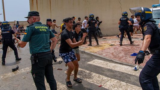Agentes espa�oles tratan de controlar la entrada ilegal de migrantes en Ceuta