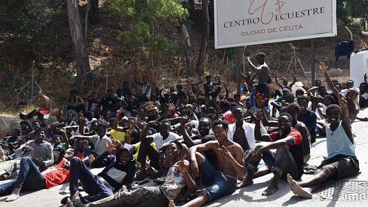 Decenas de personas esperan en el Centro de Estancia Temporal de Inmigrantes (CETI)