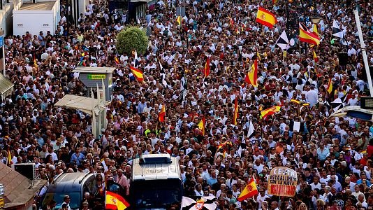 Miles de ceut�es se concentran por la crisis migratoria
