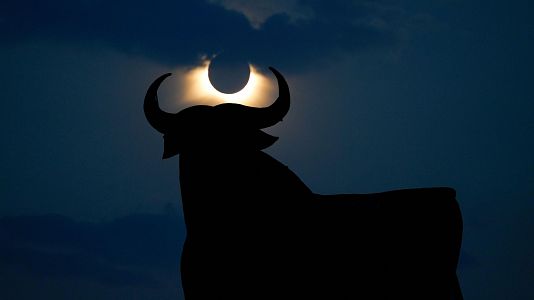 Eclipse de Sol junto a un toro de Osborne este mi�rcoles en la localidad de Pradorrey (Le�n)