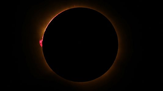 La corona solar resplandece mientras la Luna oculta totalmente el Sol durante la fase de totalidad del eclipse solar total, visto desde Lodoso, Burgos.