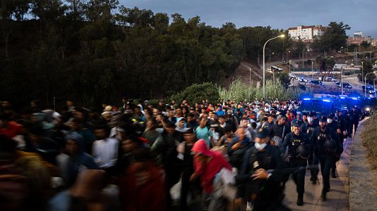 Traslado de migrantes desde el emplazamiento de Loma Colmenar hacia unas carpas que han sido habilitadas junto a la antigua prisi�n de Los Rosales.