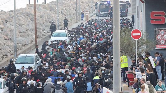 Traslado de migrantes asentados en la playa de Ben�tez de Ceuta al nuevo centro de acogida oficial en el puerto, este viernes