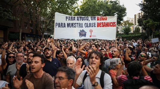 EuropaPress_7794696_decenas_personas_concentracion_frente_atico_chamberi_desahucio_maricarmen_23