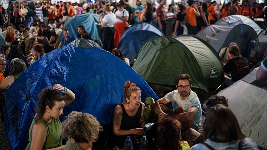 Centenares de personas comienzan una acampada improvisada en la Puerta del Sol