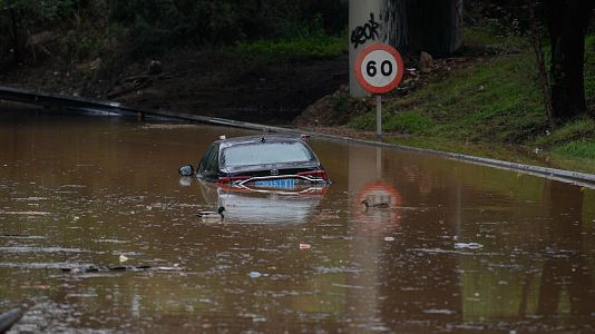 Veh�culo anegado en el r�o Bes�s, en la provincia de Barcelona