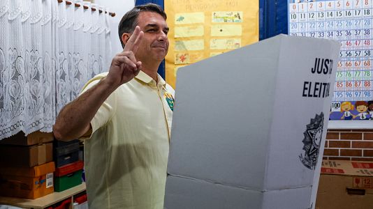 Fl�vio Bolsonaro vota en una escuela de la zona norte de R�o de Janeiro